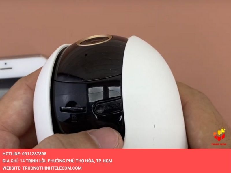 Cách 1: Reset camera Imou bằng nút vật lý