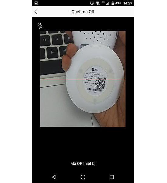 Đưa điện thoại đến mã QR ở trên camera để tiến hành quét