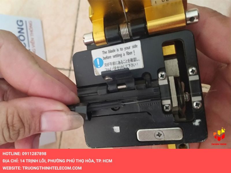 Dùng dao cắt sợi quang chuyên dụng